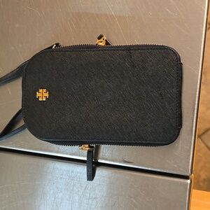 Tory Burch blk phone bag. 3 credit card slots, adjustable strap, & removable.